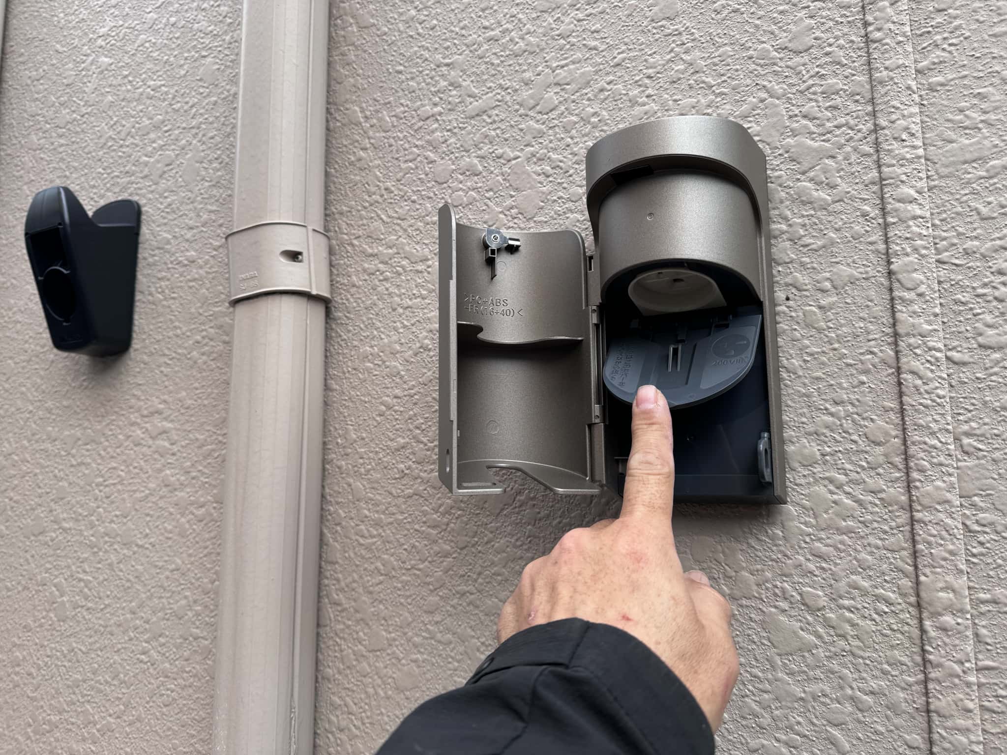 パナソニックカバー付きEVコンセントの画像